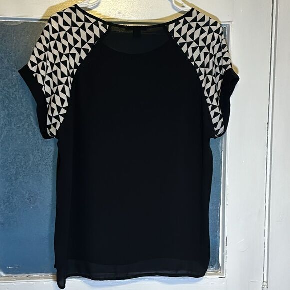 Forever 21 Women’s Black and White Patterned Short Sleeve Tshirt size large - Picture 4 of 4